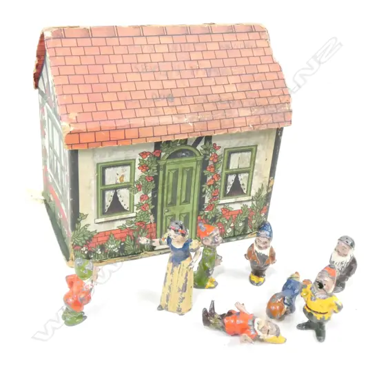 CARDBOARD BOX HOUSE WITH CAST IRON SNOW WHITE & SEVEN DWARVES  H. 55MM